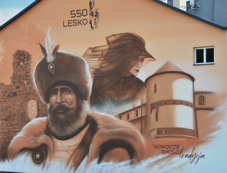 W Lesku powstał mural. Tak miasto uczciło 550 rocznicę nadania praw miejskich. Jest Piotr Kmita i Czarna Dama [WIDEO]