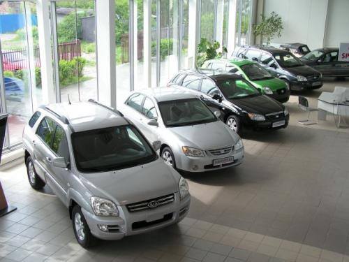 Fot. Maciej Pobocha: W I półroczu tego roku sprzedano o 32,8 proc. mniej nowych samochodów niż w I półroczu 2004 r. Większość marek zanotowała spadek