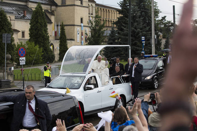 Przejazd papamobile z papieżem Franciszkiem z Salwatora na Wawel [ZDJĘCIA, WIDEO]