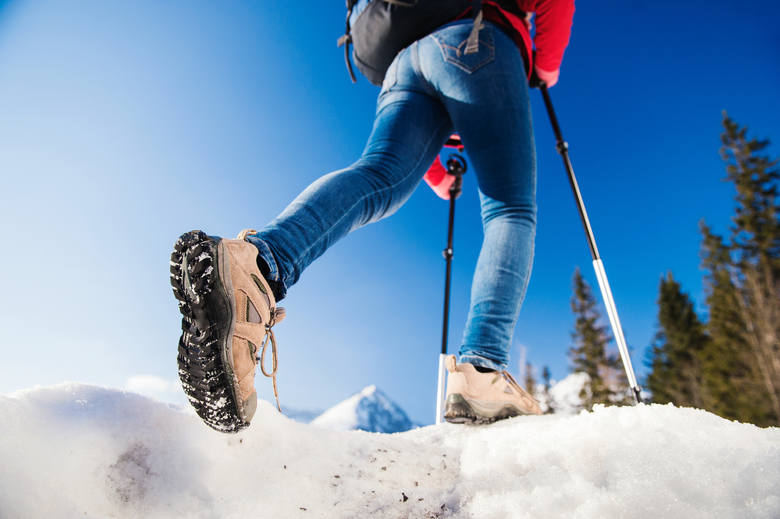 Dżinsy, niskie buty i krótka kurtka nie nadają się na zimową, górską wycieczkę.