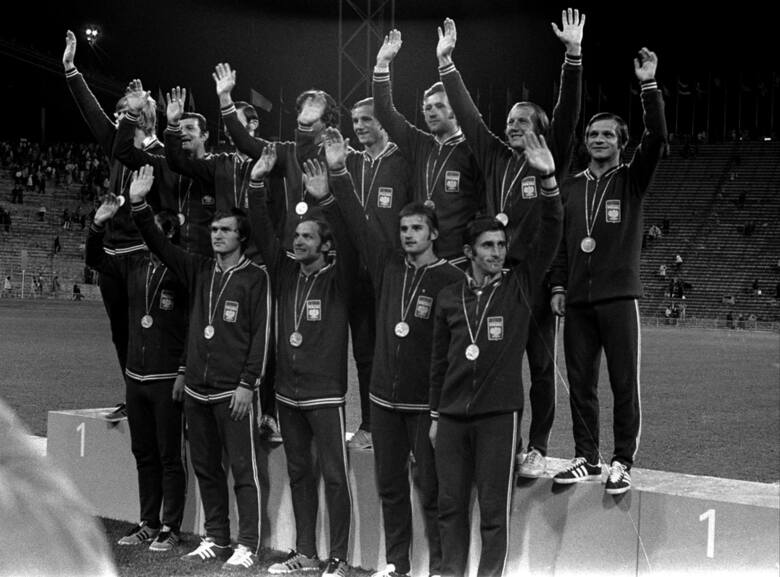 Piłkarska reprezentacja Polski podczas dekoracji złotym medalem na IO Monachium '72. Rząd górny, od lewej: Jerzy Gorgoń, Hubert Kostka, Kazimierz Deyna,