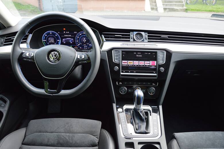 Volkswagen Passat GTE Napęd Passata GTE opiera się na dwóch silnikach - benzynowym i elektrycznym. Ten pierwszy to jednostka 1.4 TFSI (z turbodoładowaniem)