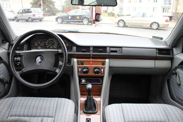 Mercedes W 124 to kawał historii niemieckiej motoryzacji. Samochód, który w Polsce jest znany głównie postojów taksówek był produkowany między 1984 a