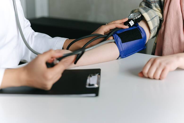 Zdjęcie lekarza wykonującego pomiar ciśnienia tętniczego
