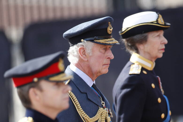 Król Karol III podczas procesji do pałacu Westminsterskiego