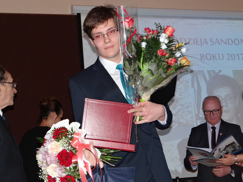 Pierwszą wręczoną nagrodą był tytuł "Nadziei San-domierza 2017 roku", którą otrzymał Paweł Oszczę-dłowski - uczeń I Liceum Ogólnokształcącego