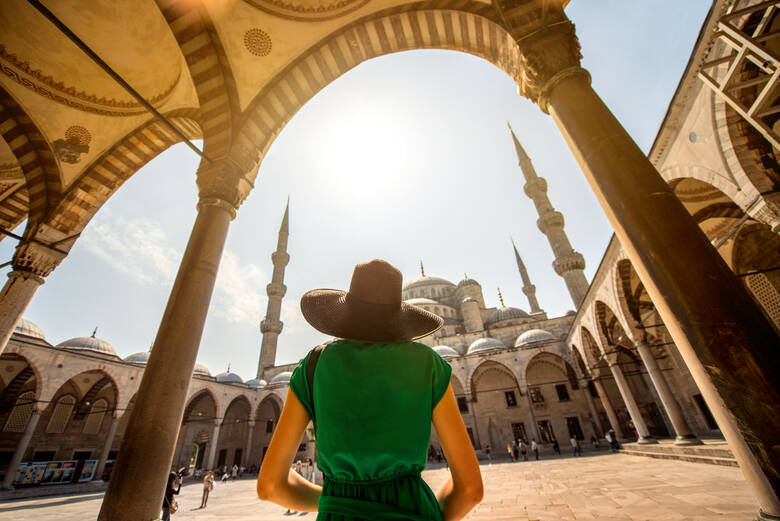 Kobieta zwiedza Błękitny Meczet w Stambule w Turcji