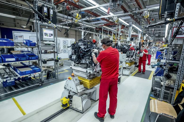 Obecnie stanowiska pracy w Volkswagen Poznań są zróżnicowane ze względu m.in. na odległości między pracownikami. Konieczne jest zachowanie środków bezpieczeństwa, takich jak np. noszenie maseczek.