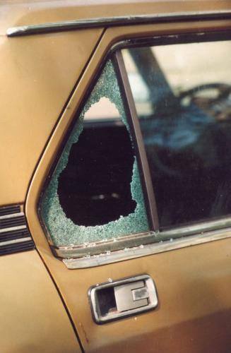 Fot. Leszek Małkowski: Złodzieje często dostają się do wnętrza samochodu wybijając małą szybkę.