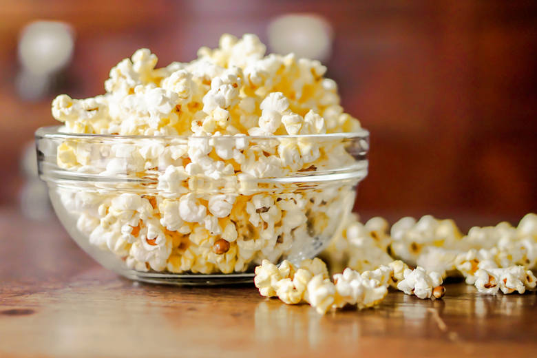 <strong>Popcorn</strong><br /> <br /> Gotowy popcorn przeznaczony do mikrofalówki jest tematem debat naukowych na całym świecie. Uważa się, że podnosi ryzyko zachorowania na raka płuc.<br /> <br /> Opary uwalniane ze sztucznych aromatów masła zawierają diacetyl, który jest toksyczny dla ludzi. Dlatego...