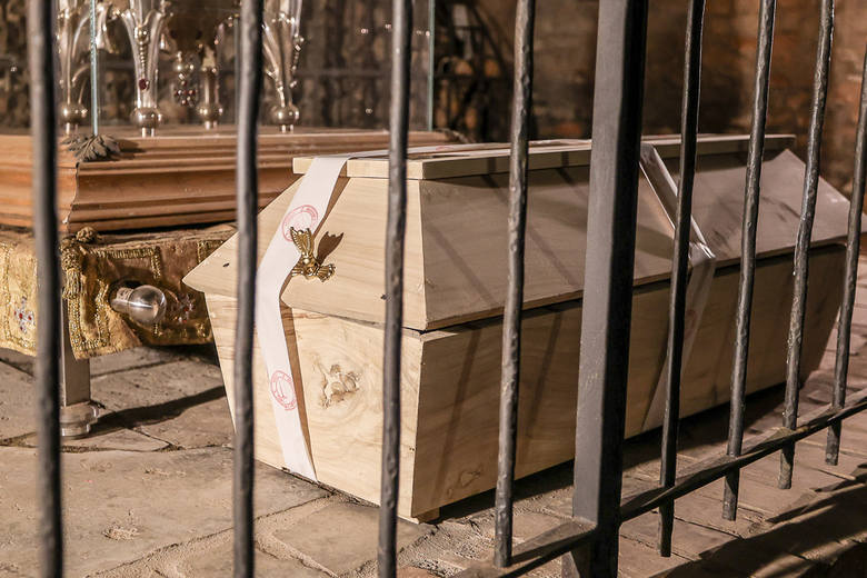 Skrzynia ze szczątkami majora Henryka Sucharskiego została przetransportowana do Bazyliki św. Brygidy w Gdańsku, 16.03.2021.