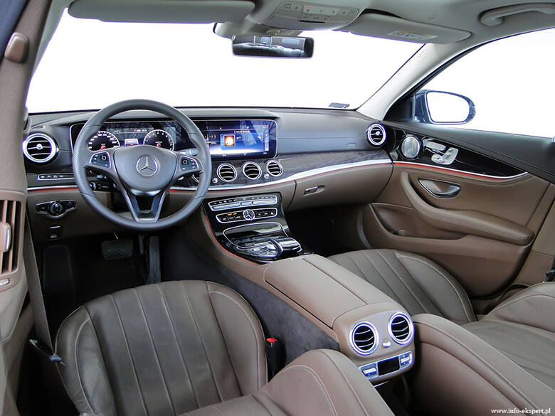 Mercedes-Benz E 350e plug-inCeny nowej klasy E zaczynają się od 187 100 zł. Wariant hybrydowy to wydatek minimum 250 400 zł. Bezpośrednimi konkurentami