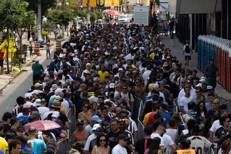 Tysiące kibiców ustawiły się w kolejce przed stadionem Vila Belmiro, aby pożegnać Pelego