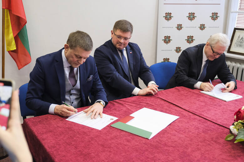 W siedzibie Akademii Jagiellońskiej w Toruniu podpisano porozumienie o tworzeniu punktu rekrutacyjno-konsultacyjnego w Solecznikach na Litwie. Utworzenie placówki ma pomóc Polakom mieszkającym na Litwie w rozbudowie kadr niezbędnych do kształcenia dzieci i młodzieży. 