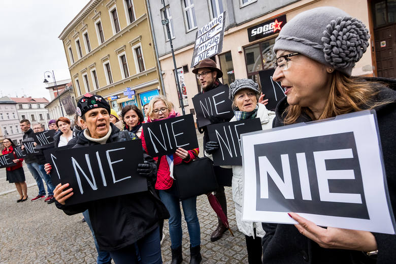 W piątek wieczorem przeciwko przemocy domowej protestowano  na ulicach Bydgoszczy. Manifestację zorganizowały nieformalne grupy kobiet.<br /> <br /> <br /> 