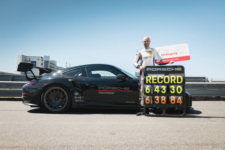 Porsche ustanowiło nowy rekord okrążenia 20,8-kilometrowej północnej pętli Nürburgringu w kategorii aut produkcyjnych dopuszczonych do ruchu drogowego.