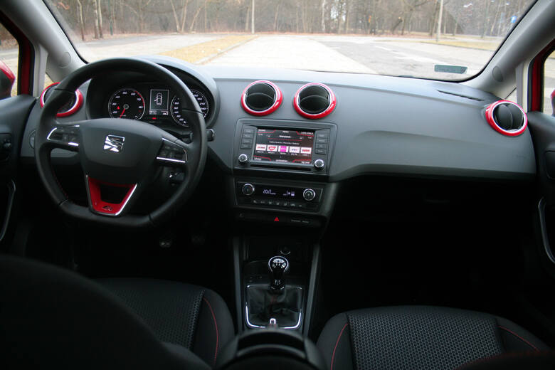 Seat Ibiza Ibizie 1.2 TSI w wersji Reference brakuje w wyposażeniu seryjnym elektrycznie sterowanych lusterek zewnętrznych, i porządnego radioodtwarzacza,