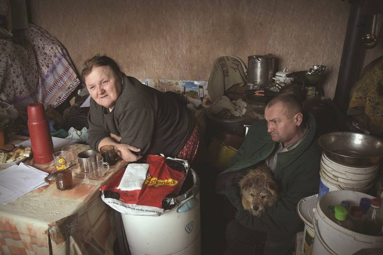 Stanisława Felisiak większość życia spędziła w kilkumetrowym pokoju bez kuchni  i łazienki, dzieląc go z matką i bratem. Twierdzi, że nie opuści tego
