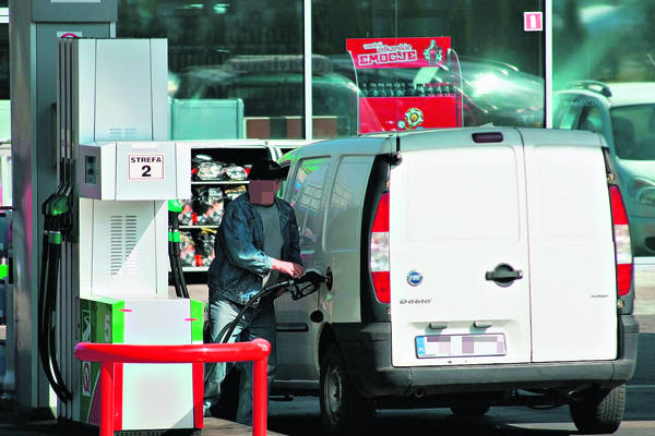 Na stacjach cena benzyny jest wyższa od ceny oleju napędowego.<br>Sprzedaż tego drugiego <br>jest trzy razy większa <br>niż benzyny. 
