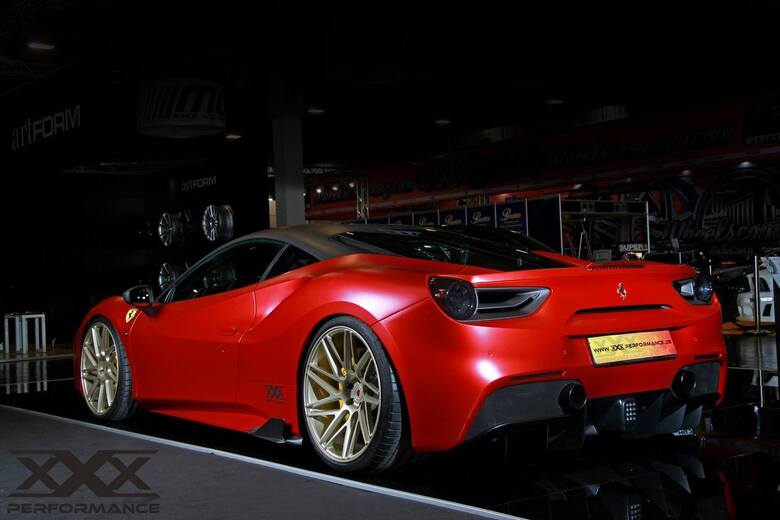 Standardowo za napęd Ferrari 488 GTB odpowiada 3,9 l motor V8, który dostarcza 670 KM mocy i 760 Nm momentu obrotowego. Pozwala to na rozpędzenie pojazdu