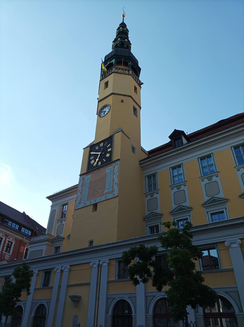Ratusz miejski z zachowanym średniowiecznym zegarem słonecznym. Obok niego znajdują się również dwa inne zegary.