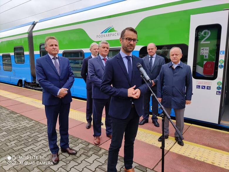 Pierwszy pociąg wyjechał dziś na trasę z Dębicy do Mielca. Szynobus zabrał pasażerów w drogę nowym traktem kolejowym [FOTO]