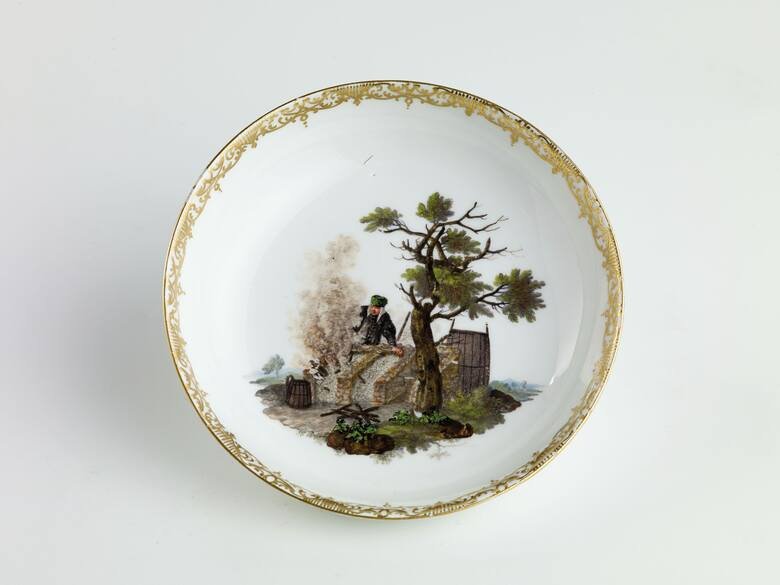 Spodek od czarki do herbaty, porcelana malowana złocona; Miśnia ok. 1745, malował Bonaventura Häuer