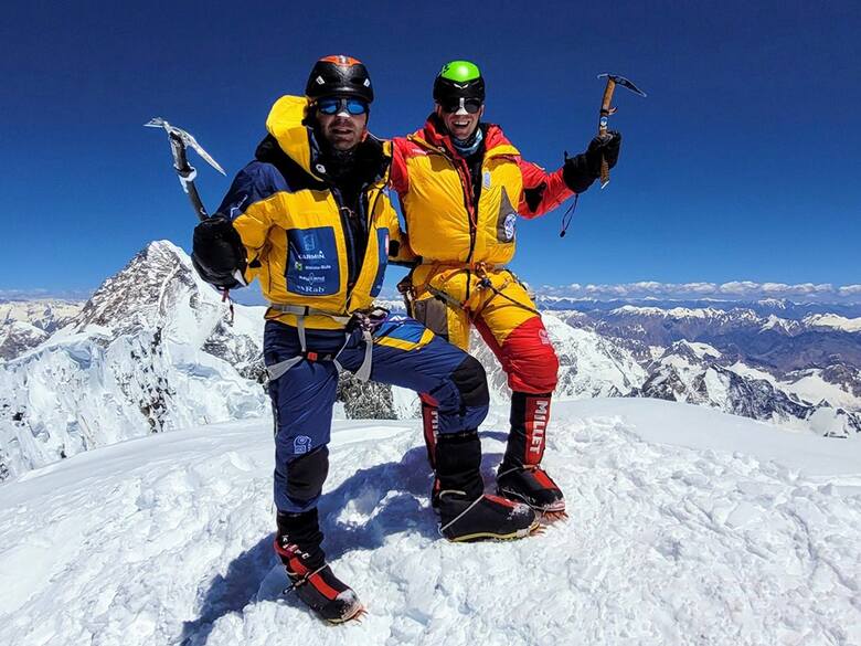 Piotr Krzyżowski i Mariusz Hatala na szczycie Broad Peaku. W tle widoczny wierzchołek K2