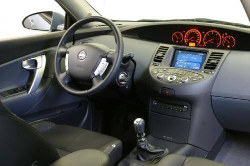 Fot. Nissan: Konsola środkowa deski rozdzielczej jest pulpitem sterującym, centralnie umieszczone wskaźniki zmuszają do odrywania wzroku od jezdni.