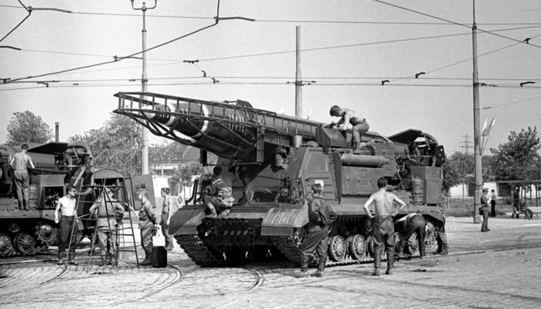 Kompleks rakietowy R-11M Scud-A złożony z wyrzutni 8U218 na podwoziu ISU-2, Warszawa 1966 r.