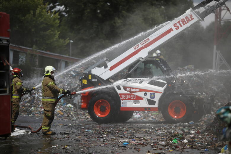 Pożar składowiska odpadów w Miszewie Murowanym koło Płocka. Płoną materiały niebezpieczne. Ważny apel do mieszkańców