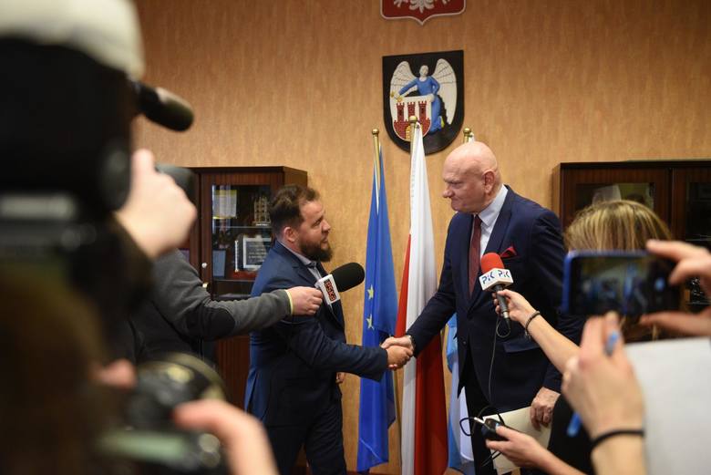 Kazimierz Suwała, dyrektor Europejskiego Centrum Filmowego Camerimage i Michał Zaleski, prezydent Torunia podczas podpisania umowy.