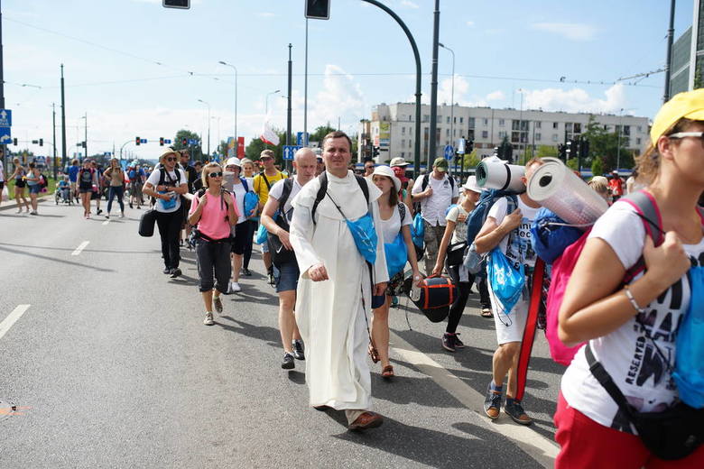 Radosne tłumy pielgrzymów w drodze do Brzegów [ROK PO ŚDM, ZDJĘCIA]