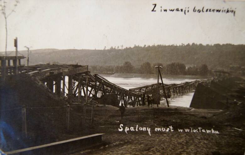 Spalony most we Włocławku. Pomimo zaminowania mostu, z braku elektrycznej zapalarki, został on podpalony przez obrońców w krytycznym dniu 16 sierpnia 1920 r. Widok z rejonu ul. Gdańskiej na zniszczoną konstrukcję kratownicową mostu