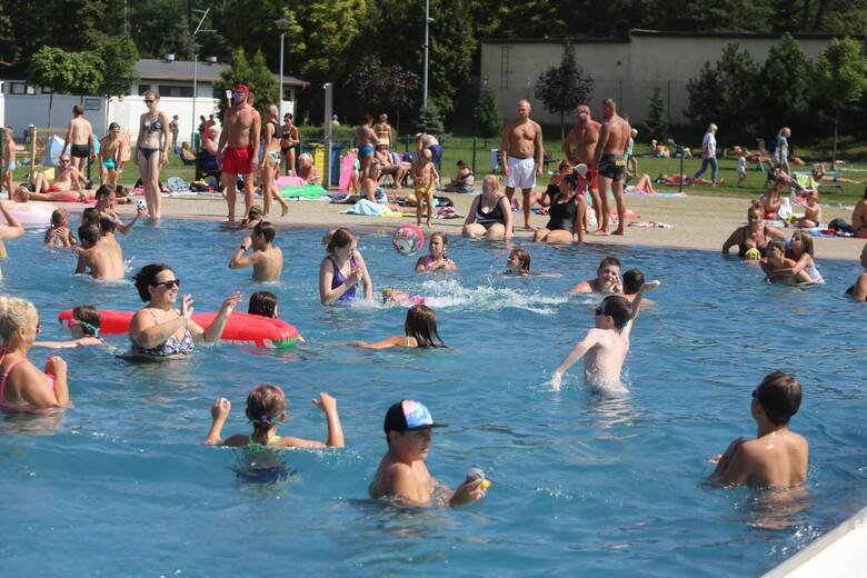 Polacy spędzają upalne dni na basenie