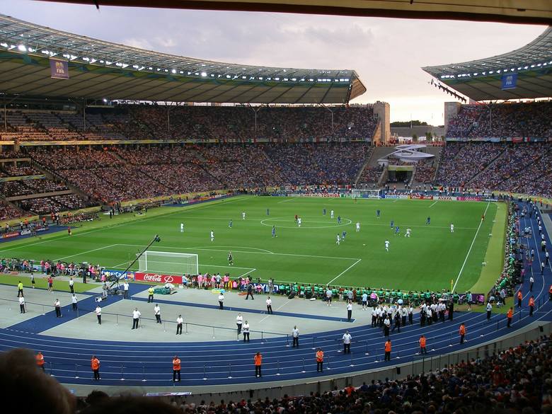 Stadion Olimpijski najliczniej zapełnia się podczas spotkań z Bayernem Monachium i Borussią Dortmund.