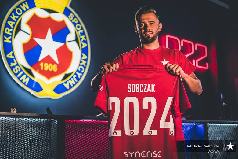 Nowy napastnik Wisły podpisał umowę do 30 czerwca 2023 roku z opcją przedłużenia. Szymon Sobczak ostatni sezon spędził w Zagłębiu Sosnowiec, w którym