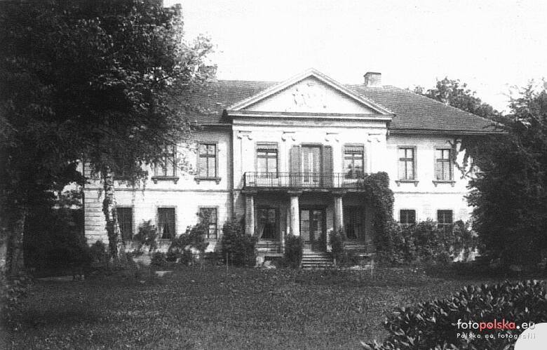 Pałac w Jałowcu na starej fotografii. Został wybudowany na polecenie Conrada Lachmanna.
