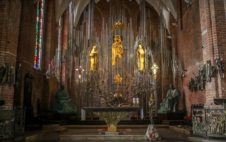W bazylice św. Brygidy w Gdańsku znajduje się ołtarz bogato inkrustowany bursztynem.