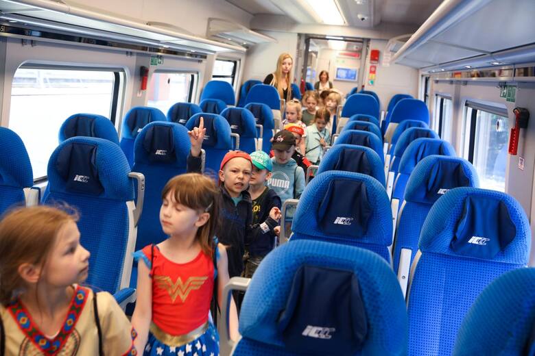 W wagonach restauracyjnych opiekunowie małych dzieci będą mogli dostać darmowy wrzątek lub poprosić o podgrzanie jedzenia dla najmłodszych pasażerów