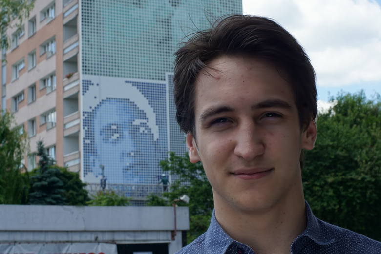 Jedną z twarzy na muralu jest Andrzej Prendke, 21-letni student prawa