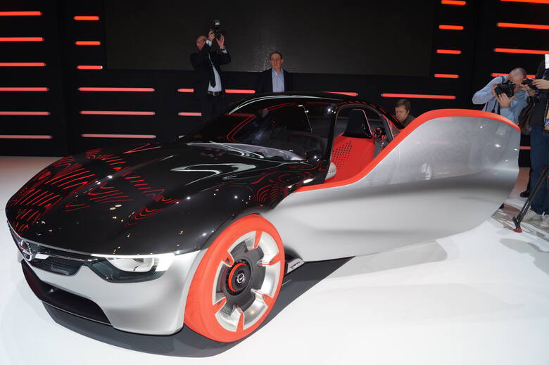 Opel GTNa inaugurację targów motoryzacyjnych w Genewie Opel zaprezentował model GT Concept. Pojazd imponuje futurystycznym kształtem, futurystycznymi
