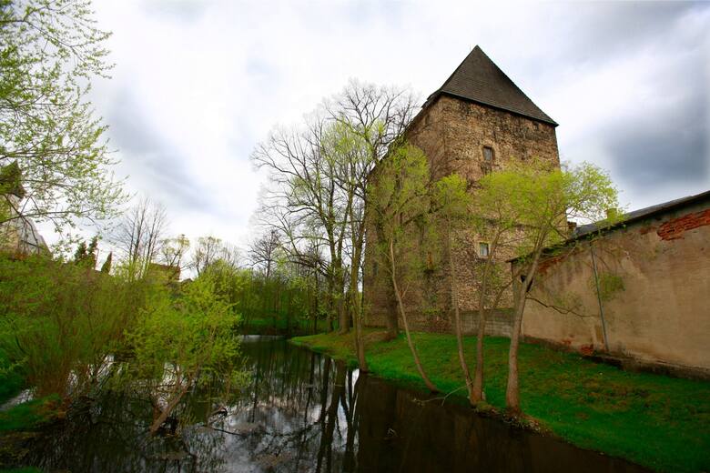 Średniowieczna wieża rycerska znajduje się obecnie w prywatnych rękach i jest udostępniona do zwiedzania. W trzeciej kondygnacji budynku odsłonięte są