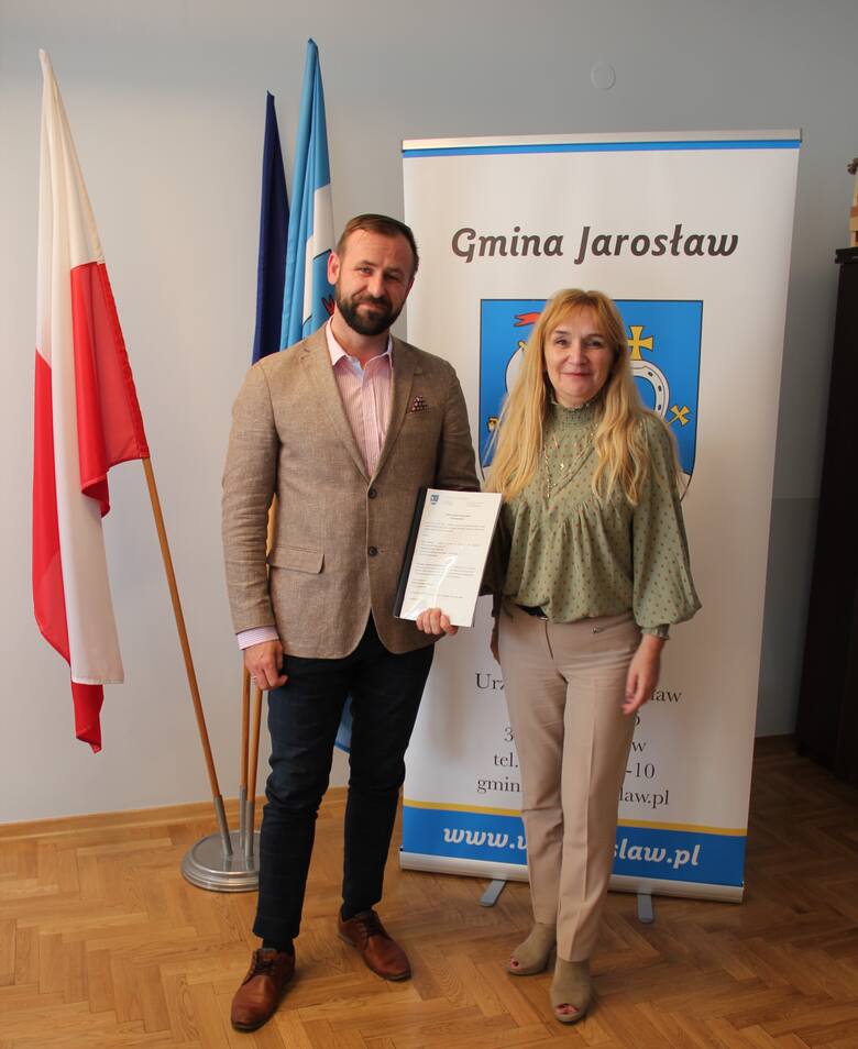Umowa dzierżawy została podpisana przez wójt gminy Jarosław, panią Elżbietę Grunt oraz przedstawiciela inwestora Firmy LS8 Sp. z o.o. z Warszawy.