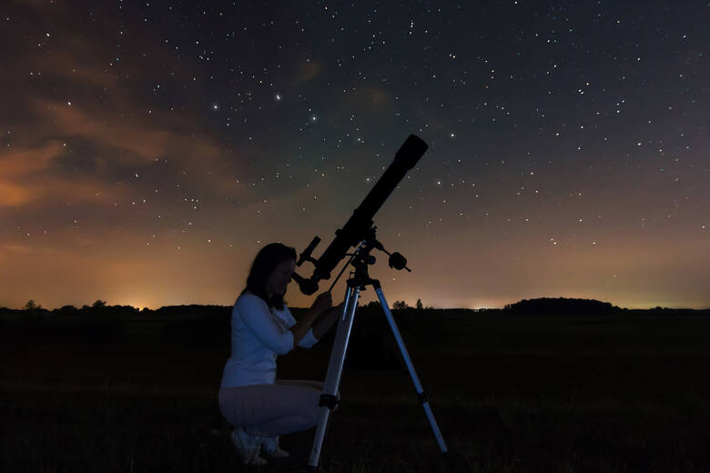 Kobieta patrząc przez teleskop