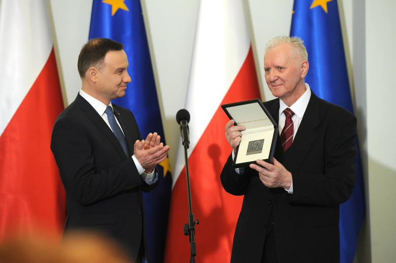 Prof. Jerzy Bartmiński nagrodę „Zasłużony dla Polszczyzny” z rąk prezydenta Andrzeja Dudy odebrał w ubiegłym roku. 