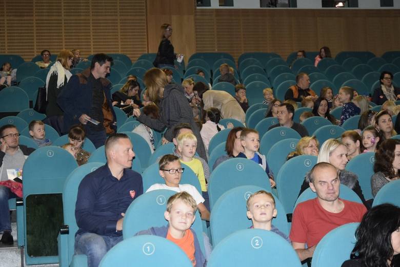 Teatr Truskawkowi Rodzice wystąpili w Kinoteatrze Polonez ze spektaklem „Zamieszanie w krainie bajek”. Spektakl był charytatywny – podczas przedstawienia prowadzona była zbiówka na leczenie Małgosi Piekarskiej.
