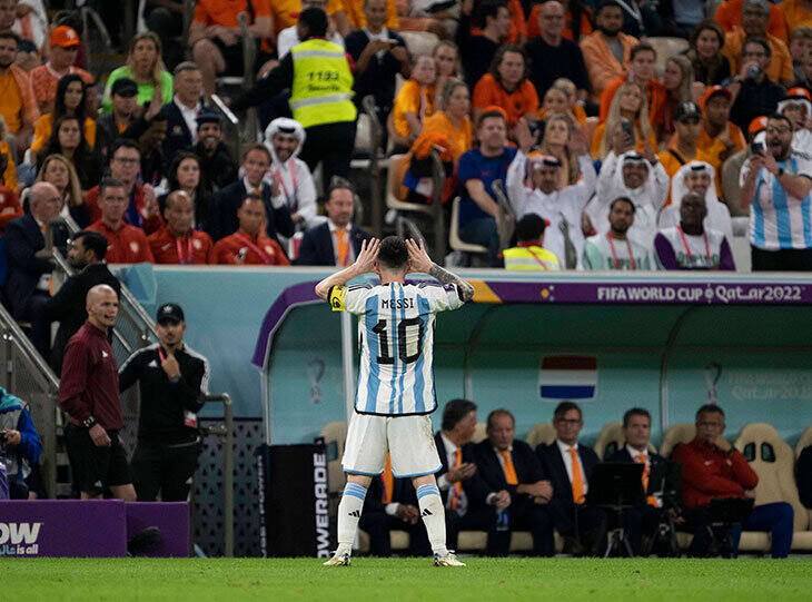Lionel Messi zaprezentował Louisowi van Gaalowi gest Juana Romana Riquelme