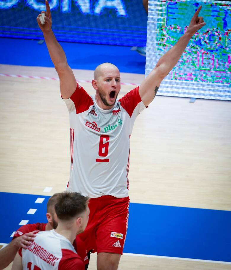 Bartosz Kurek to niekwestionowana gwiazda, i jednocześnie kapitan reprezentacji Polski. Przed czterema laty wydatnie przyczynił się do wywalczenia przez nas kolejnego tytułu mistrzów świata. Czy i tym razem się uda?<br /> <br /> Sukcesy indywidualne:<br /> MVP Mistrzostw Świata 2018<br />...