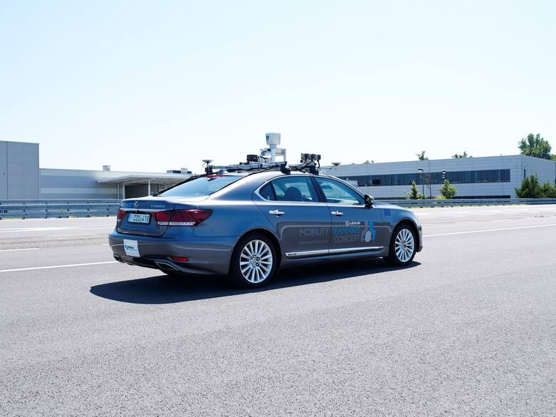 Zautomatyzowany pojazd z kierowcą, czuwającym nad bezpieczeństwem testów, będzie jeździć w centrum Brukseli.Celem jest zbadanie wpływu różnorodnych ludzkich